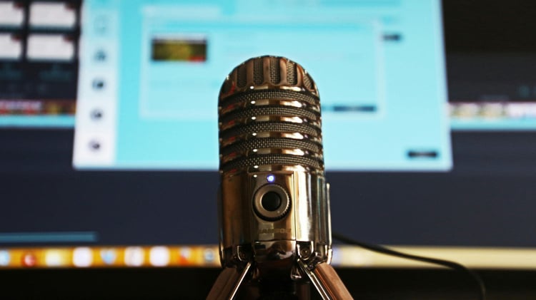 Das Mikrofon symbolisiert die hohe Nachfrage nach der Content Marketing Strategie durch Podcasts.