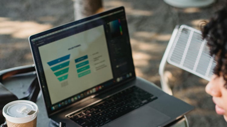 Der Laptop zeigt vier Ebenen des Content-marketing-Trichter.