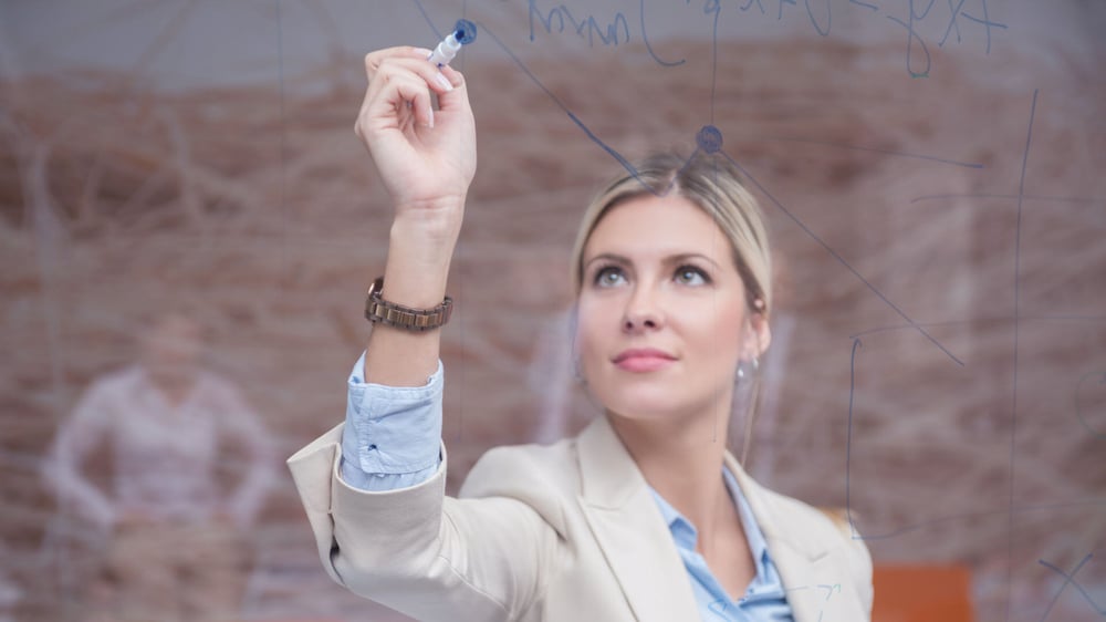 Frau nimmt am Google Analytics Kurs teil, für die Auszeichnung.