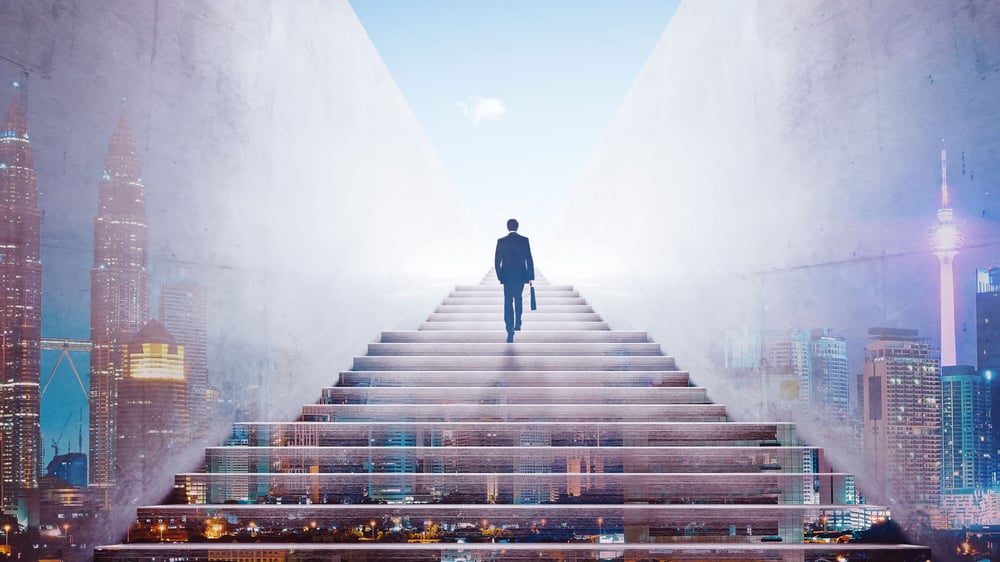 Das Bild zeigt einen Geschäftsmann, der Treppen hinaufsteigt, denn so wächst der Erfolg mit HubSpot Funnel.