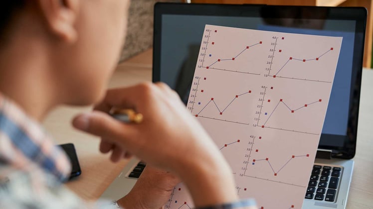 Mann überlegt wie er verschiedene Lead Graphen auswerten soll
