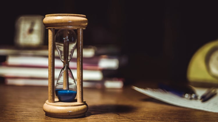 Die Sanduhr zeigt, die Zeit die durch Marketing Automatisierungen in HubSpot gespart wird.