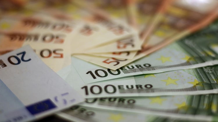 Das Geld zeichnet das Marketing Budget ab.