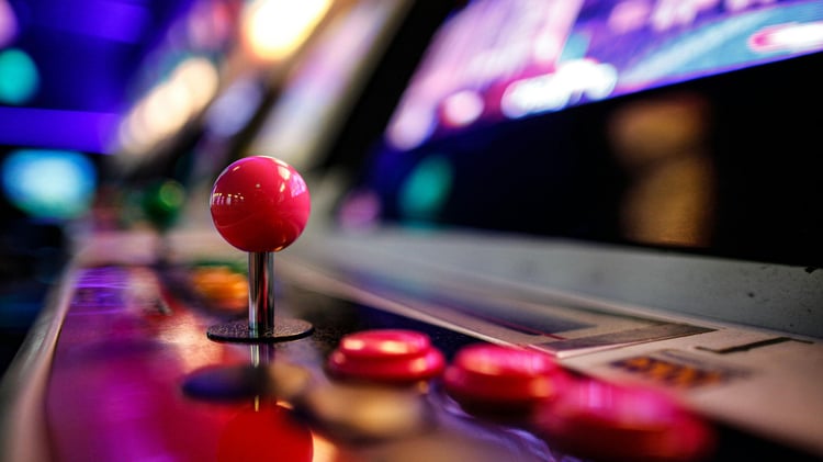 Der Gaming Steuer Knopf symbolisiert die Verbindung von Marketing und Controlling.