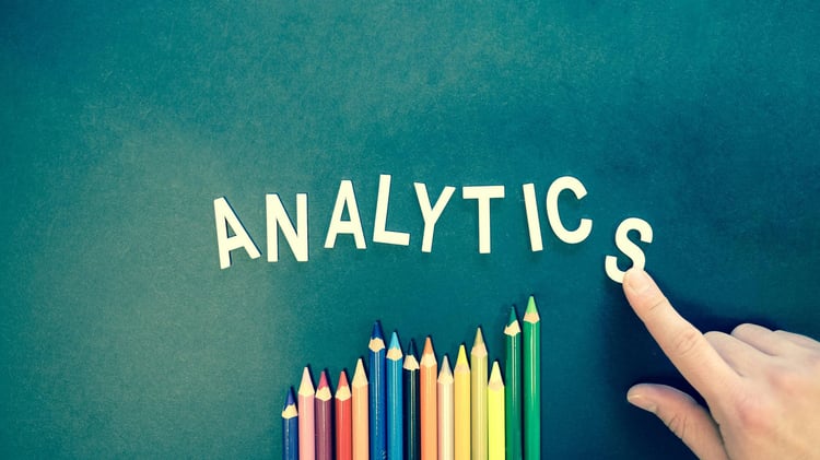 Der Schriftzug Analytics, zeigt das Marketing Reporting, Analyse von Kennzahlen ist.