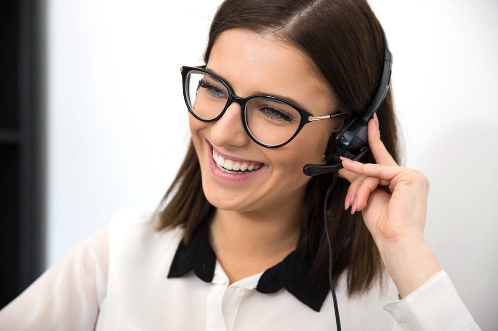 Frau gibt Support für HubSpot Kunden am Telefon.